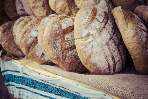 Traditionelles Brot Im Polnischen Lebensmittelmarkt in Krakau, Polen ...