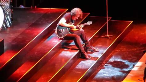 Eddie Van Halen - Guitar Solo - Ottawa 2012 - YouTube