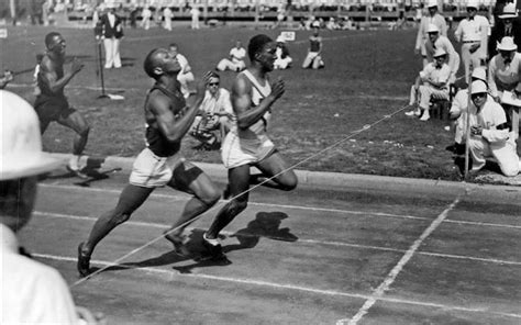 Ralph Metcalfe beats Jesse Owens at Marquette — in 1934