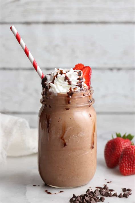 Vegan Chocolate Milkshake (5 Ingredients!) - Vegan Blueberry