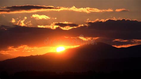 Atardecer En Las Montañas, Espectacular Paisaje Soleado, Vista Del ...