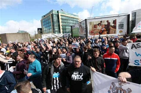 Newcastle United fans protest against owner Mike Ashley - Chronicle Live