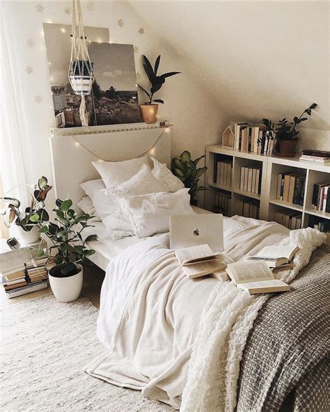 Simple white bedroom | Cozy small bedrooms, Small bedroom decor, Small ...