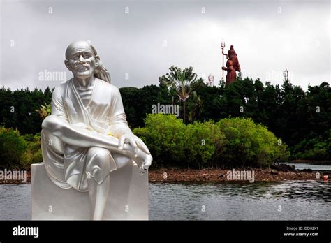 Statue at Grand Bassin lake Stock Photo - Alamy