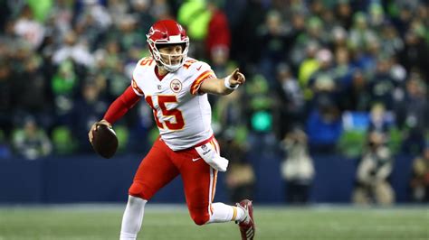 Patrick Mahomes Makes Absurd Throw to Charcandrick West for Catch-and-Run Touchdown