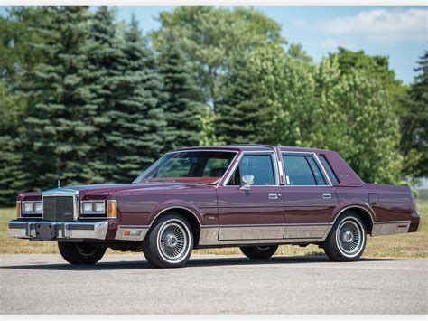 1989 Lincoln Town Car Signature Series | Auburn Fall 2018 | RM Sotheby's