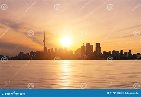 Toronto skyline at sunset stock image. Image of building - 117290263