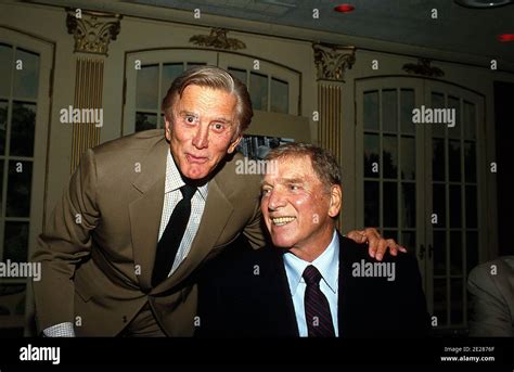 KIRK Douglas et Burt Lancaster 1986 crédit : Ralph Dominguez/MediaPunch Photo Stock - Alamy