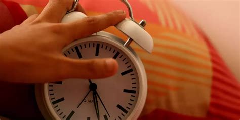 3. Set your alarm back by 10 to 20 minutes | Business Insider India