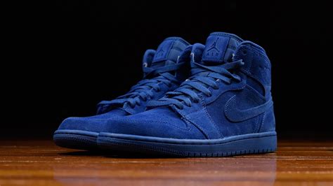 Видеообзор Air Jordan 1 Retro High "Blue Suede" от #SNKRRVWS - YouTube