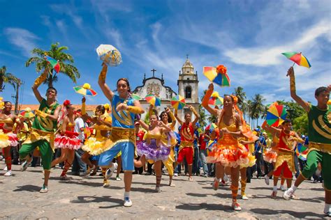 como você imagina a dança do frevo sem a famosa sombrinha colorida? Há algum outro objeto que ...