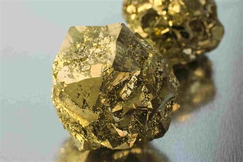 Examples of Different Mineral Lusters | Pyrite, Fool gold, Real gold