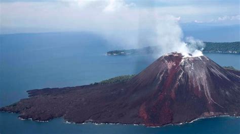 Mount Anak Krakatau Erupts with Towering Ash Column - News En.tempo.co