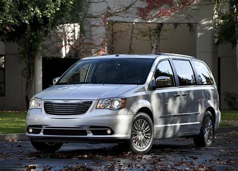 Chrysler Recalling 780K Minivans for Electrical Issue - autoevolution