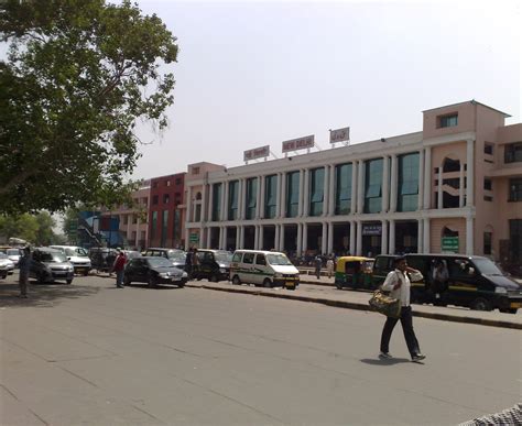 File:New Delhi railway station - Platform 16 entrance - 1.jpg - Wikimedia Commons