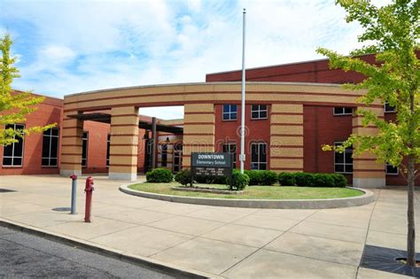 Campus Du Centre D'école Primaire Construisant Memphis, Tennessee Photo ...