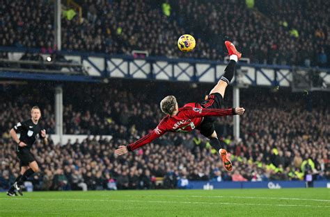 Alejandro Garnacho wonder goal helps Man Utd to win at Everton - Metro ...