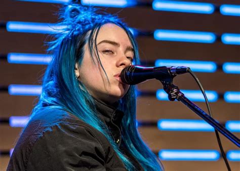 Billie eilish with blue hair Dyed Hair Blue, Dark Blue Hair, Billie ...