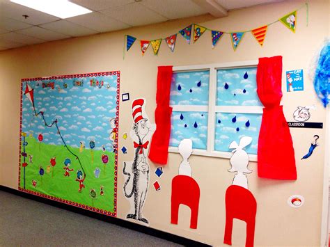 The Cat in the Hat and thing 1 and thing 2 bulletin board and door. # 4 | Dr seuss classroom ...