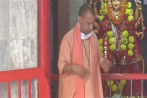 Yogi Adityanath Offers Prayers at Gorakhnath Temple as Religious Places ...