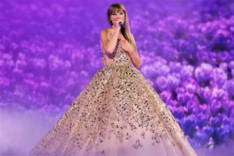 Taylor Swift Swallowed a Bug by Accident During Chicago Eras Tour Show