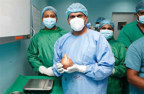 World’s largest and heaviest kidney stone removed from Sri Lankan man | Guinness World Records