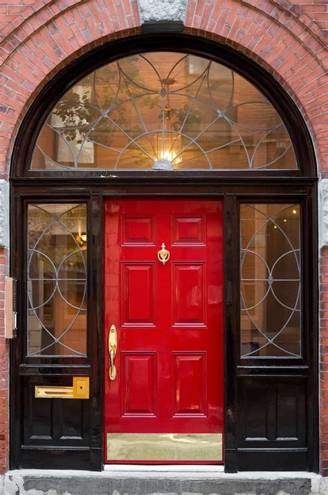 25 Red Front Door Ideas to Make an Ultra Dynamic Entrance - Homenish