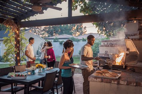 How to Throw an Epic Backyard BBQ Party on a Budget - TalkToTucker.com