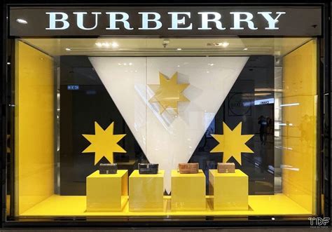 Winter Retail Window Displays: 15 Creative Ideas to Boost Your Sales! - Themtraicay.com