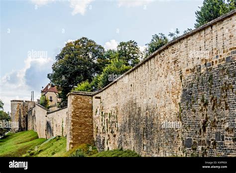 Langres (Lorraine, France): city walls; Langres (Lothringen, Frankreich): Stadtmauer Stock Photo ...