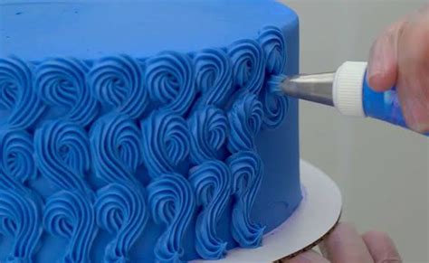 Icing and Piping Tips and Techniques for Cake Decoration