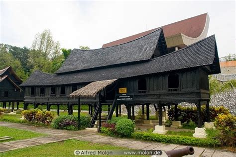 Rumah Negeri Sembilan/Minangkabau | Malaysian Unique Culture