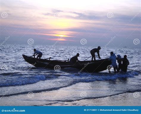 Fishing at Bay of Bengal editorial photo. Image of asia - 21713801