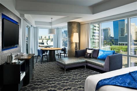 Downtown Dallas Hotel Rooms and Suites | W Dallas Victory