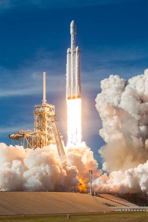 Falcon Heavy liftoff from 39A32 (SpaceX) - TESLARATI