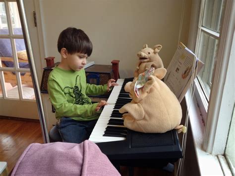 Piggy pedagogy / Schweinchenpädagogik: Puppets and piano practice, part 1