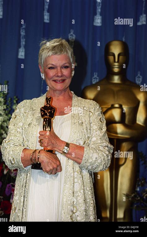 Judi dench oscar 1999 hi-res stock photography and images - Alamy