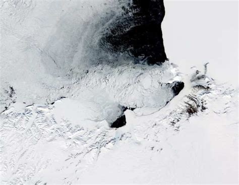 A Mysterious (and massive) Hole just opened in Antarctica and the ...