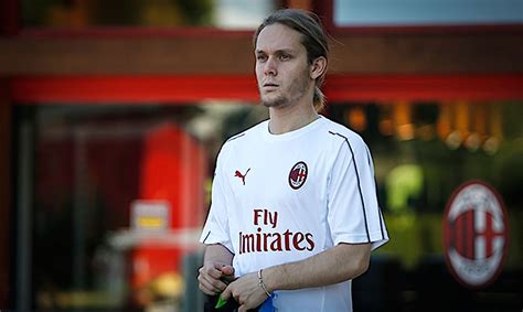 Video: Forgotten man Halilovic reports for Milan preseason - Pioli to ...