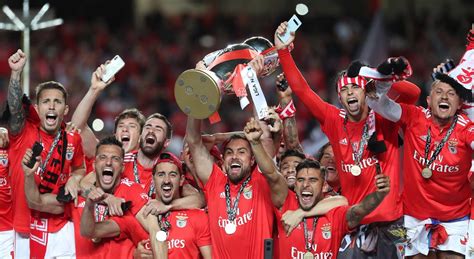 Benfica campeão nacional de futebol. A festa do título em direto