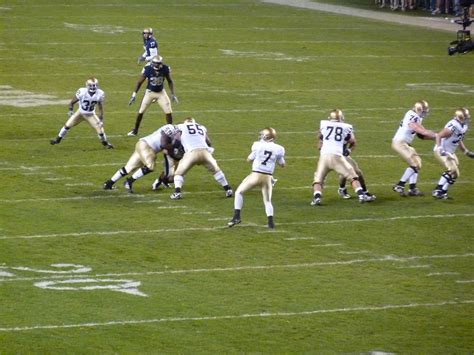 Clausen Throws | Notre Dame QB Jimmy Clausen (7) throws to h… | Flickr