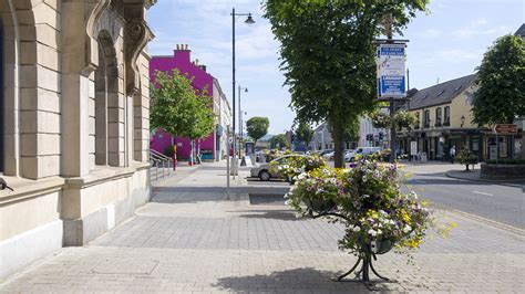 Main Street, Limavady © Rossographer cc-by-sa/2.0 :: Geograph Ireland