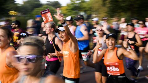 Photos: Thousands take part in 40th running of Twin Cities Marathon | MPR News