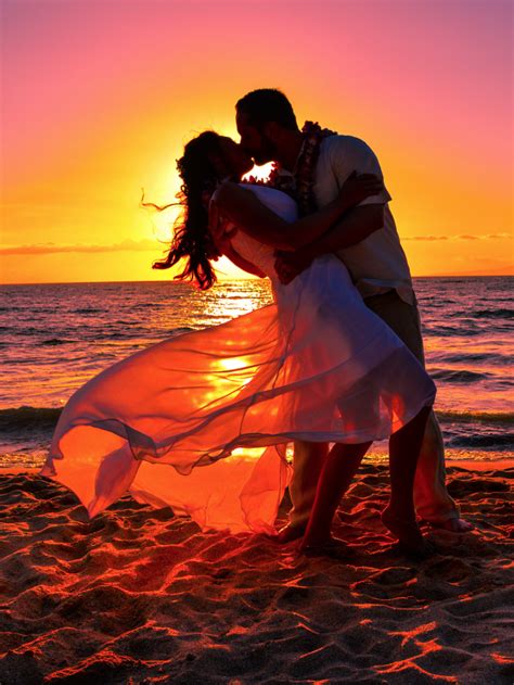 The perfect Maui sunset wedding pose. | Romantic beach wedding ...