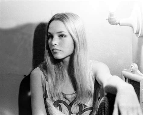 California Dreamgirl: 30 Vintage Photos of the Ultimate Hippy Chick Michelle Phillips From ...