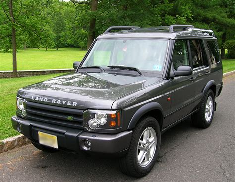 Left front view of a 2004 Land Rover Discovery SE7 | CLASSIC CARS TODAY ONLINE