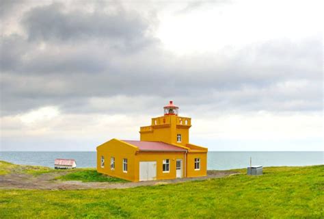 13 Best Iceland Beaches and Lighthouses - The GloveTrotters!