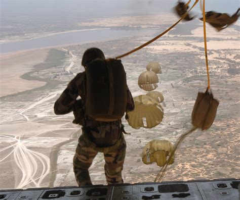 File:Senegal soldiers - parachute jump.jpg - Wikipedia