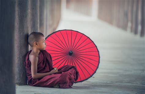 Download Buddhism Umbrella Religious Monk 4k Ultra HD Wallpaper