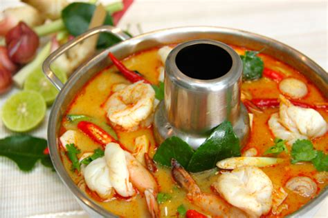 Thailand Cuisine - Tom Yum Goong (Spicy Shrimp Soup) | World Yummy Food!